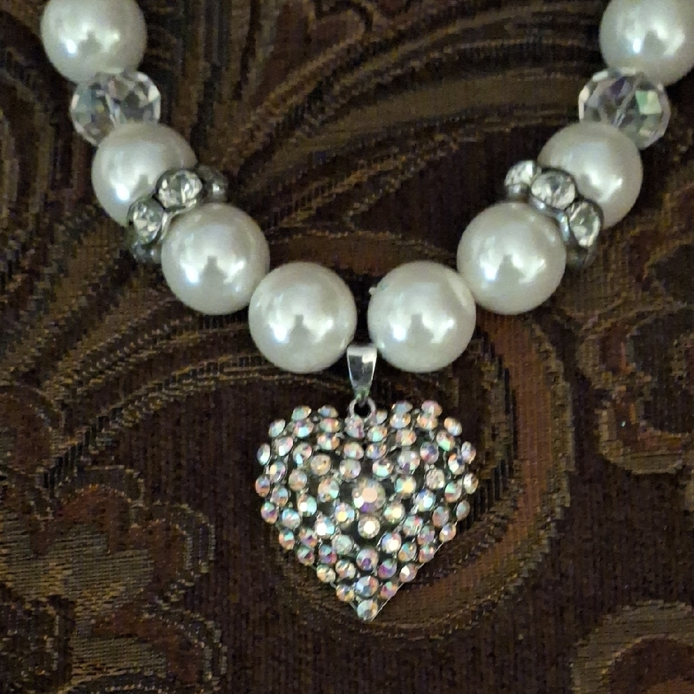 Elegant Pearl and Silver Heart Necklace - Picture 2 of 3